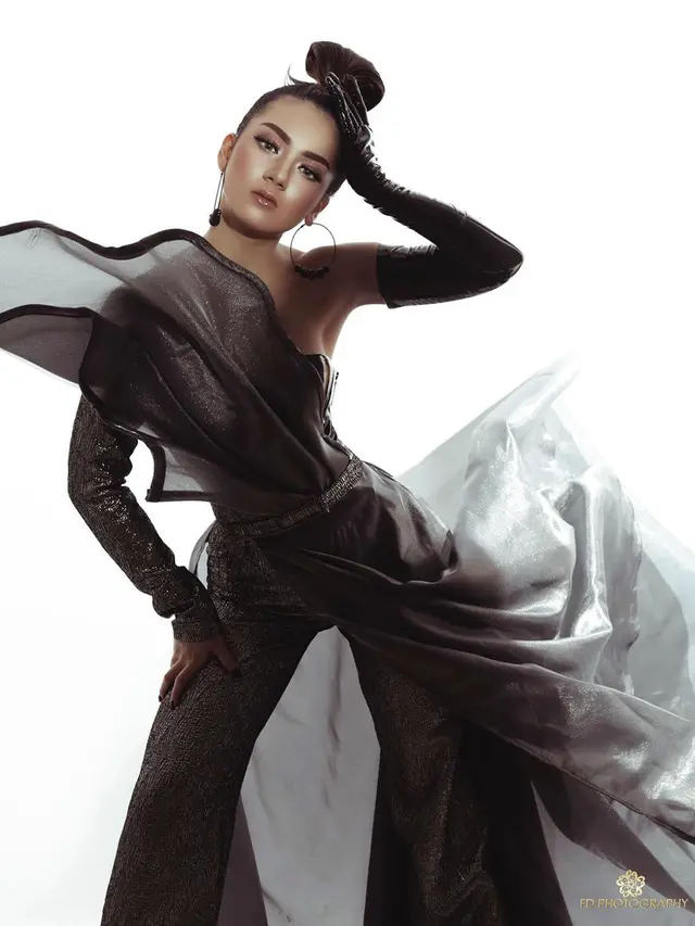 Tampil Elegan, Ini 6 Gaya Pemotretan Terbaru Ersya Aurelia