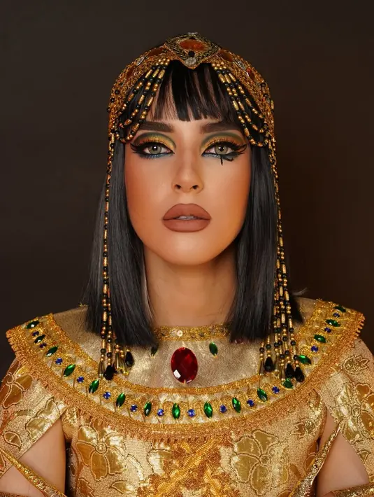 Dengan totalitas seperti ini, rasanya pantas jika Tasya Farasya dinobatkan sebagai salah satu pemenang tak resmi tren makeup Cleopatra yang tengah viral di media sosial.  [@tasyafarasya].