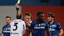 Wasit Davide Massa memberikan kartu kuning kepada bek Juventus, Giorgio Chiellini saat melawan Atalanta dalam laga final Coppa Italia 2020/2021 di Mapei Stadium, Rabu (19/5/2021). Juventus menang 2-1 dan menjadi juara. (AFP/Miguel Medina)