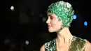 Aktris cantik Amber Heard berpose untuk fotografer setibanya menghadiri premier dunia film 'Aquaman' di London, Senin (26/11). Amber Heard memadukan penampilannya dengan topi renang bernuansa hijau dengan ornamen bunga. (Joel C Ryan/Invision/AP)