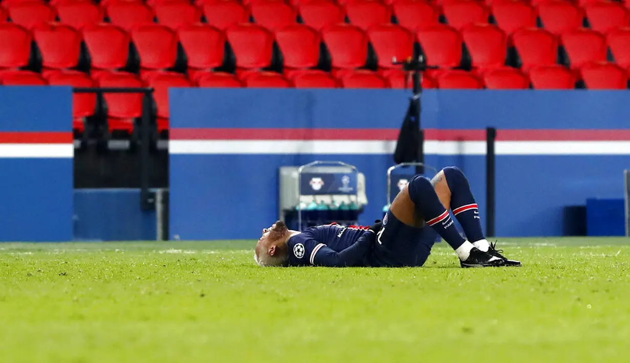 Pemain Paris Saint-Germain Neymar bereaksi setelah mengalami cedera saat menghadapi RB Leipzig pada pertandingan Grup H Liga Champions di Stadion Parc des Princes, Paris, Prancis, Selasa (24/11/2020). Paris Saint-Germain menang 1-0. (AP Photo/Thibault Camus)