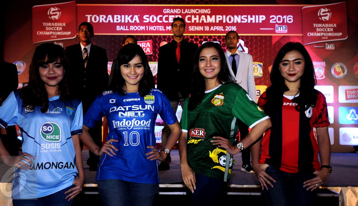 Beberapa model menggunakan kaos tim berpose bersama saat peluncuran Torabika Soccer Championship 2016 di Hotel Mulia, Jakarta, Senin (18/4/2016). TSC diikuti 18 klub sepakbola professional se-Indonesia. (Liputan6.com/Helmi Fithriansyah)