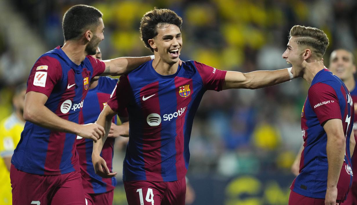 Pemain Barcelona, Joao Felix, melakukan selebrasi setelah mencetak gol ke gawang cadiz pada laga pekan ke-31 La Liga 2023/2024, di Stadion Nuevo Mirandilla, Minggu (14/4/2024). Barca menang dengan skor tipis 1-0. (AP Photo/Jose Breton)