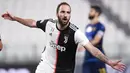 Striker Juventus, Gonzalo Higuain, melakukan selebrasi usai membobol gawang Lecce pada laga Serie A di Stadion Allianz, Jumat (26/6/2020). Juventus menang 4-0 atas Lecce. (AP/Fabio Ferrari)