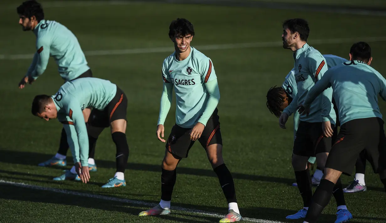 Pemain Portugal Joao Felix (tengah) saat sesi latihan dengan rekan satu timnya jelang menghadapi Turki pada pertandingan sepak bola kualifikasi Piala Dunia 2022 di kamp pelatihan Cidade do Futebol, Oeiras, Portugal, 21 Maret 2022. (PATRICIA DE MELO MOREIRA/AFP)