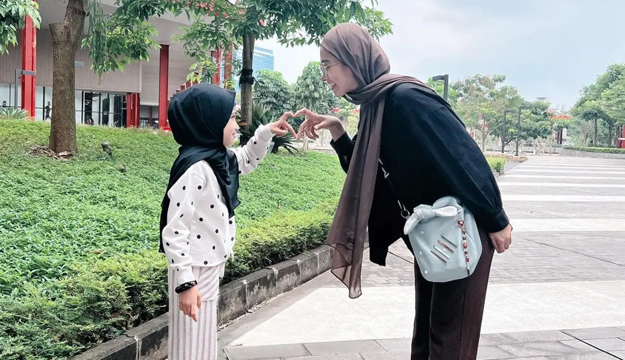 Unggah foto kebersamaan bareng sang putri saat sama-sama mengenakan hijab, momen ibu dan anak artis ini tuai pujian dari warganet. Bahkan tak sedikit warganet yang ikut tersentuh dengan keinginan anak perempuan Poppy Bunga itu yang ingin belajar berhijab di usianya yang belum genap 10 tahun. (Liputan6.com/IG/poppybungariphat)