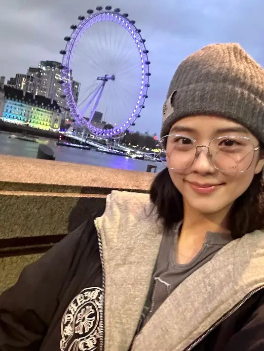 Foto terbaru Jisoo dengan mengenakan kaca mata itu membuat sang idol tampak cantik menggemaskan. (FOTO: instagram.com/sooyaaa__/)