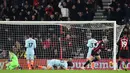 Reaksi kiper Chelsea, Kepa Arrizabalaga (kiri) saat gelandang Bournemouth David Brooks (dua kanan) mencetak gol pada lanjutan pekan ke-24 Premier League 2018-2019 di Bournemouth, Inggris, Rabu (30/1). Chelsea kalah 4-0. (Glyn KIRK/AFP)