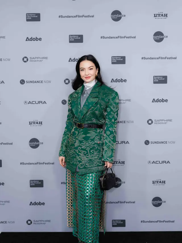 Gaya Layering Raline Shah Kenakan Busana Bernuansa Etnik dari Sapto Djojokartiko di Sundance Film Festival 2026