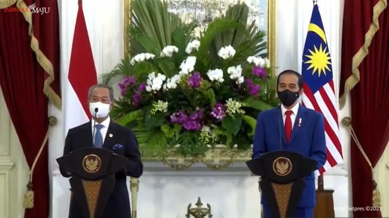 Perdana Menteri Malaysia Muhyiddin Yassin dan Presiden Republik Indonesia Joko Widodo menyampaikan pernyataan di Istana Kepresidenan Jakarta pada Jumat (5/2/2021). (Photo credit: Laman Youtube Resmi Sekretariat Presiden RI).