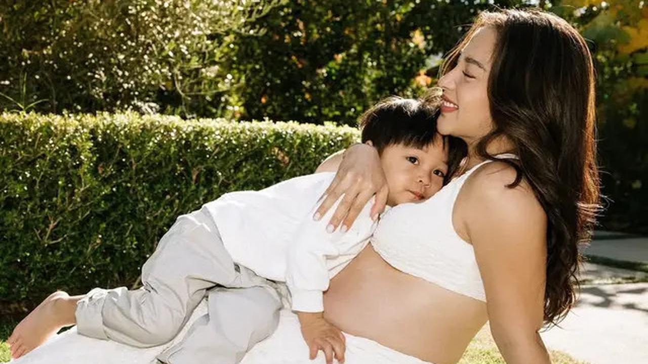 6 Potret Glowing Nikita Willy Lakoni Maternity Shoot di Luar Negeri, Elegan dengan Crop Top-Baju Transparan