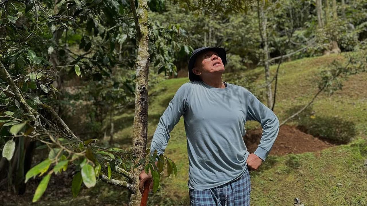 Jenderal Bintang Tiga Polisi Lagi Asyik Nyangkul di Kebun, Terungkap Fakta di Masa Lalu