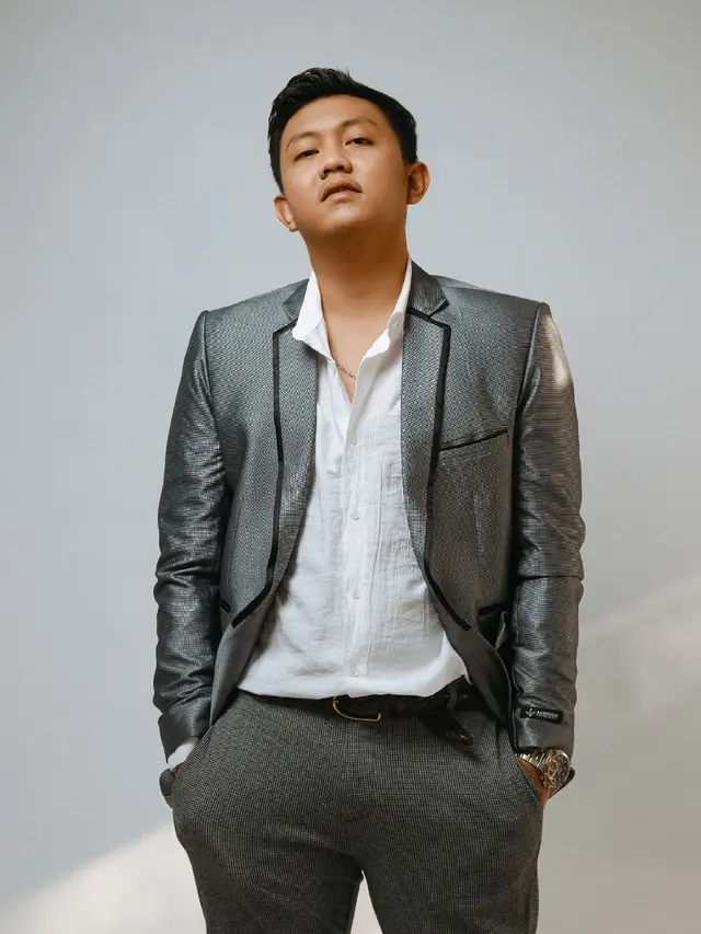 7 Gaya Denny Caknan Tampil Keren dengan Jas Ini Makin Curi Perhatian