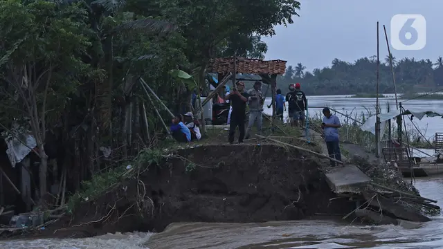 Kondisi Tanggul Sungai Citarum yang Jebol