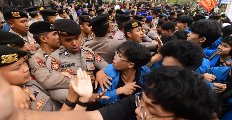 Massa mahasiswa terlibat aksi dorong dengan petugas kepolisian saat aksi BEM UI  di Jalan MH Thamrin, Jakarta, Selasa, 18 Agustus 2026. (KLY/ Arie Basuki)