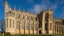 Penampakan luar Kapel St George di Kastil Windsor, London, Inggris, Minggu (11/2).  Tempat ini akan menjadi lokasi upacara pernikahan Pangeran Harry dan Meghan Markle. (AFP PHOTO/POOL/Dominic Lipinski)