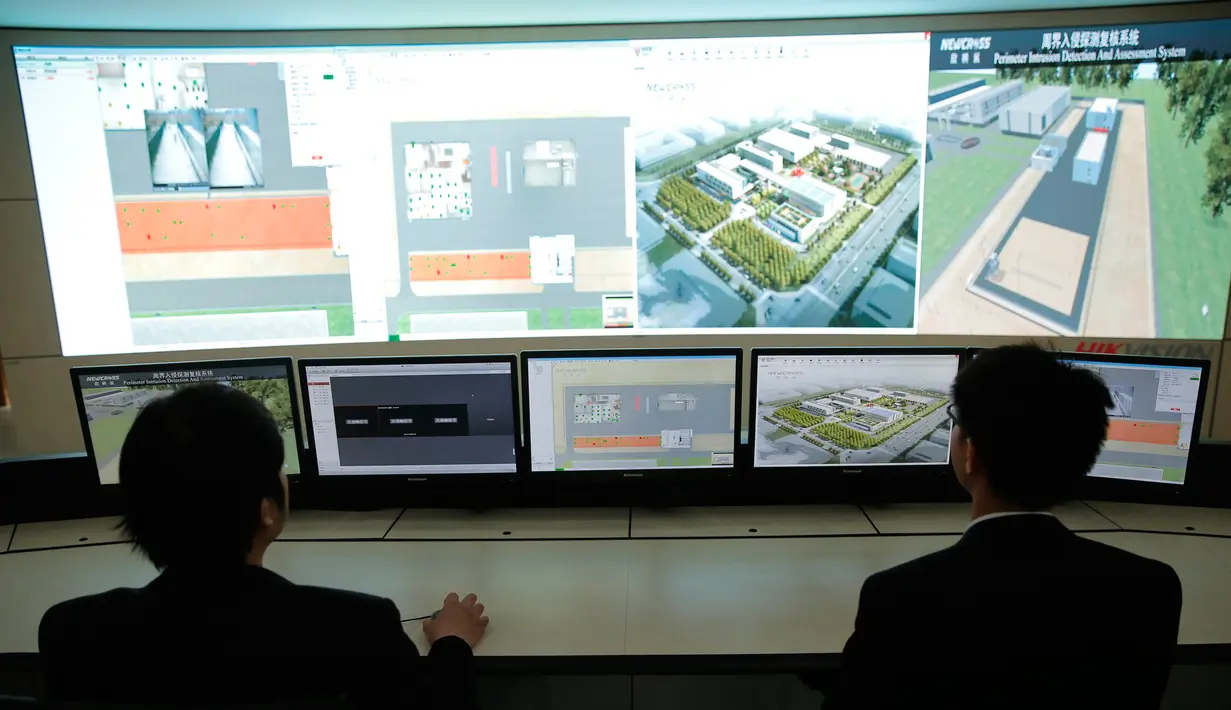 Pekerja menunjukkan deteksi intrusi perimeter dan sistem penilaian di aula pameran Pusat Keamanan Nuklir, Beijing, Cina, Jumat (18/3). Pusat Keamanan Nuklir ini merupakan hasil kerjasama China dan Amerika Serikat. (REUTERS/Kim Kyung-Hoon)