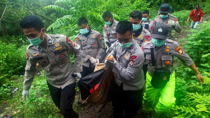 Tim SAR membawa korban meninggal dalam bencara tanah longsor di Gowa, Sulawesi Selatan, Jumat (25/1). Hingga 25 Januari 2018, tercatat 33 orang meninggal dunia. (YUSUF WAHIL/AFP)