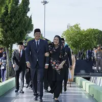 Kahiyang Ayu banyak tampil di muka publik kala menemani sang suami bertugas. Kali ini, ia tampak mengenakan baju hitam disertai aksen bordir bunga warna-warni untuk jadikan look-nya lebih bewarna. [Foto: Instagram/ Kahiyang Ayu]