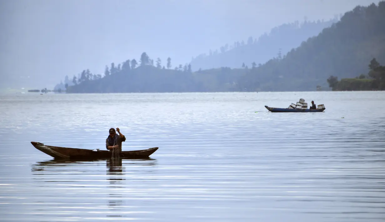 <p>Seorang pria memancing dari perahunya di danau Laut Tawar di Takengon, provinsi Aceh tengah, (1/3). Luas danau Laut Tawar ini kira-kira 5.472 hektare dengan panjang 17 km dan lebar 3,219 km. (AFP Photo/Chaideer Mahyuddin)</p>