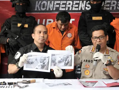 Kabid Humas Polda Metro Jaya Kombes Pol Argo Yuwono (kanan) berserta tim Subdit 3 Resmob Dit Reskrimum Polda Metro Jaya menunjukkan barang bukti saat rilis kasus pencurian dengan kekerasan di RS Polri, Jakarta, Minggu (3/2). (Merdeka.com/Iqbal Nugroho)