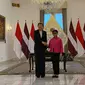 Menlu Retno Marsudi mengatakan, meskipun jarak geografis kedua negara jauh, Indonesia dan Latvia memiliki nilai-nilai dan aspirasi yang sama untuk memastikan perdamaian dan stabilitas global (Dok. Liputan6.com/Teddy Tri Setio Berty).