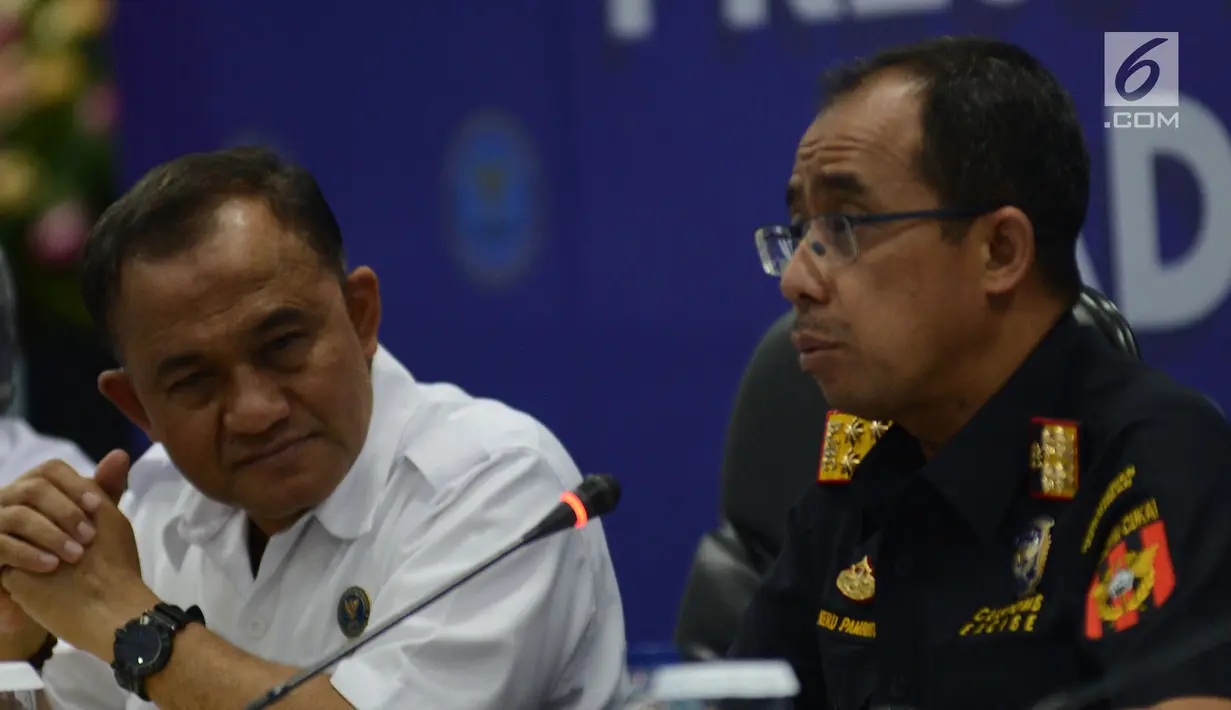 Kepala BNN Irjen Heru Winarko (kiri) menyimak paparan dari Direktur Jenderal Bea dan Cukai Kementerian Keuangan, Heru Pambudi saat acara rilis akhir tahun 2018 BNN di gedung BNN, Jakarta, Kamis (20/12). (Merdeka.com/Imam Buhori)
