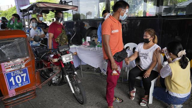 Duterte Ancam Penjarakan Warga yang Menolak Vaksin COVID
