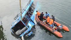 Polisi India mencari korban yang diduga masih terjebak di dalam bus yang terjun ke Sungai Bhairav, negara bagian Bengal Barat, Senin (29/1). Sedikitnya 36 orang dilaporkan tewas  dalam kecelakaan bus tersebut. (AFP Photo)
