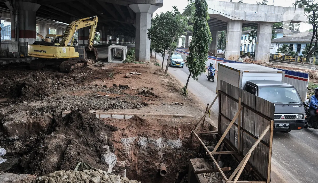 Kendaraan melintas di dekat proyek galian saluran di Jalan DI Panjaitan, Jakarta, Rabu (4/11/2020). Proyek pembuatan saluran sodetan ini ditargetkan rampung dalam 1 bulan dan diharapkan dapat mengatasi banjir yang kerap terjadi di Jalan DI Panjaitan. (merdeka.com/Iqbal Nugroho)