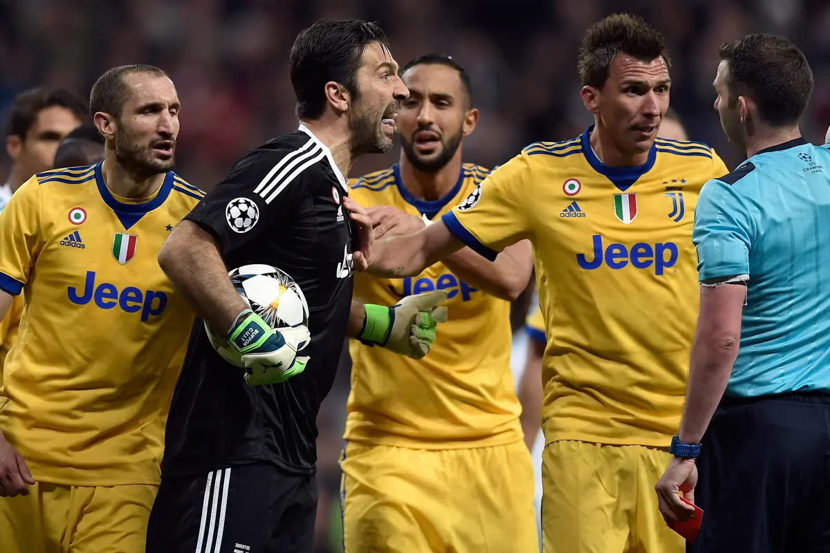 Gianlugi Buffon Semprot Wasit Michael Oliver