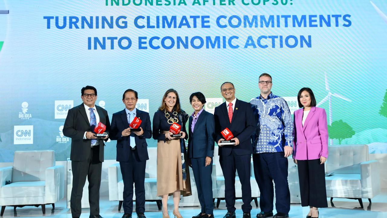 Diskusi bertajuk 'Navigating Growth in a Sustainable World After COP30' dalam gelaran 'Sustainability Summit'