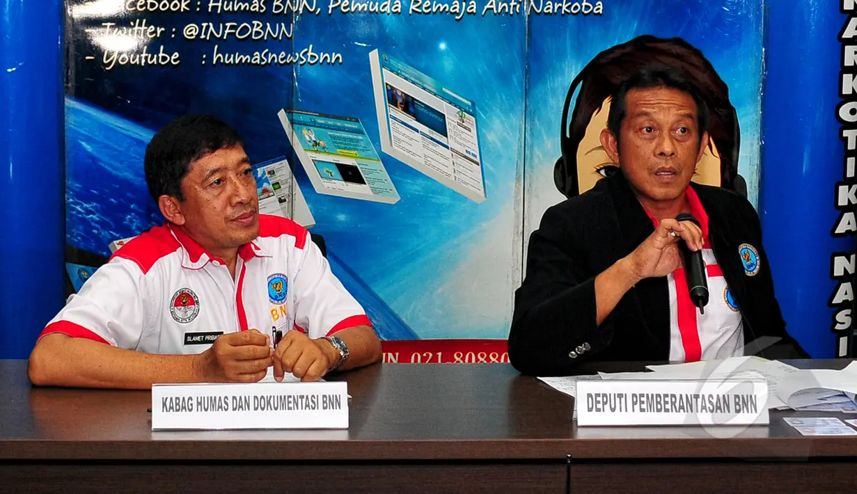 Deputi Pemberantasan BNN Irjen Pol Deddy Fauzy Elhakim (kanan) dan Kepala Humas BNN Kombes Pol Slamet Pribadi saat menggelar konferensi pers terkait penangkapan jaringan narkoba asal Aceh, Jakarta, Rabu (13/5/2015). (Liputan6.com/Yoppy Renato)