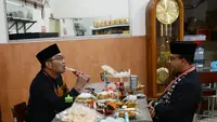 Gubernur DKI Jakarta Anies Baswedan dan Gubernur Jawa Barat Ridwan Kamil bertemu di Sumedang, Jawa Barat. (Istimewa)