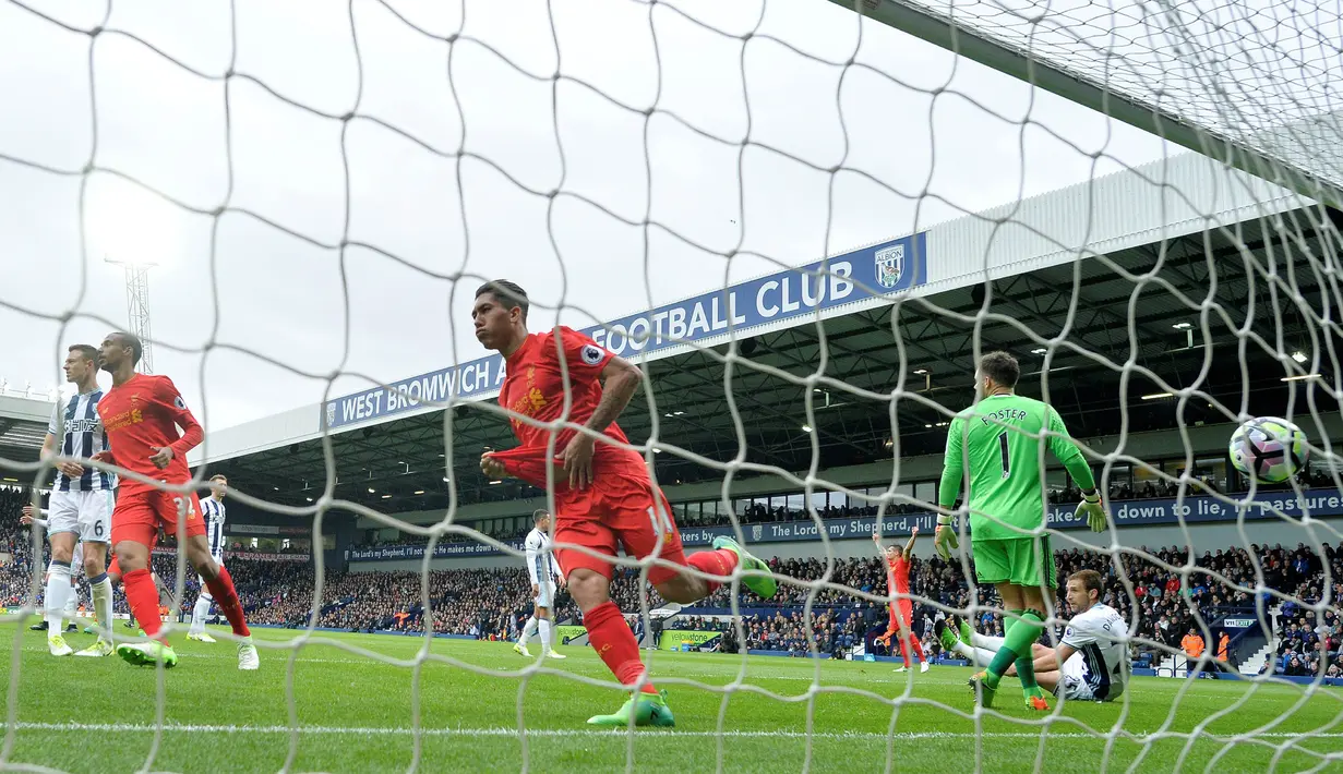 Penyerang Liverpool, Roberto Firmino, melakukan selebrasi usai mencetak gol ke gawang West Bromwich Albion. Gol Roberto Firmino menjadi gol satu-satunya dalam pertandingan tersebut. (AFP/Justin Tallis)