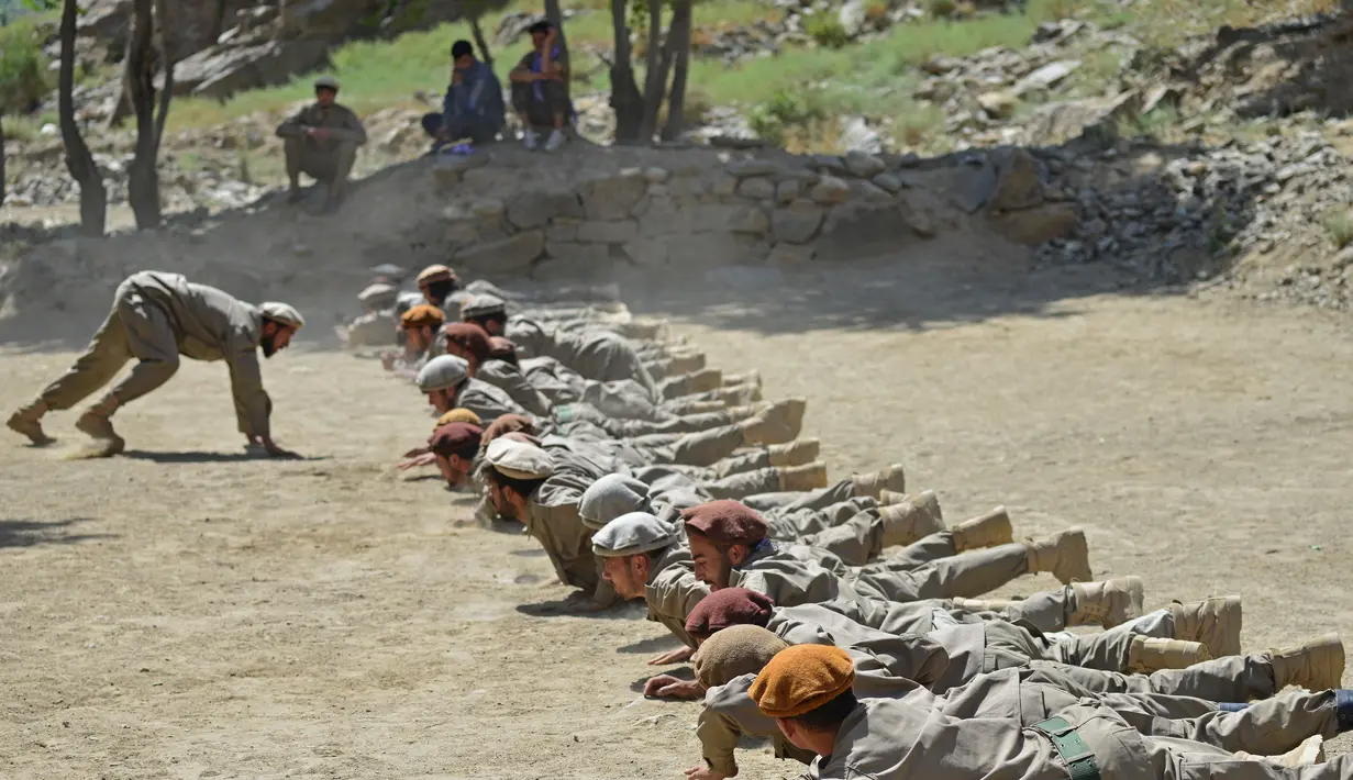 Personel baru pasukan keamanan Afghanistan saat mengambil bagian dalam pelatihan militer di daerah Bandejoy, Distrik Dara, Provinsi Panjshir, Afghanistan (21/8/2021). Warga bergabung untuk menjaga dan membantu mengambil alih kembali Afghanistan dari tangan pemberontak. (AFP/Ahmad Sahel Arman)