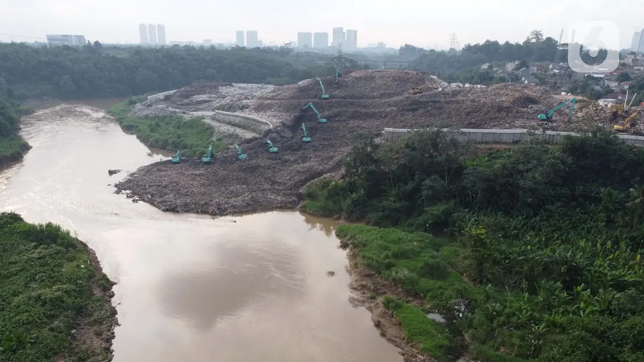 FOTO: Turap Jebol, Sampah TPA Cipeucang Genangi Sungai Cisadane