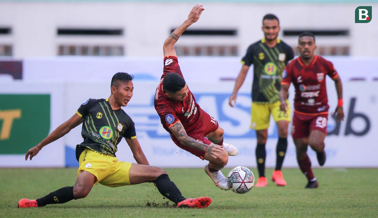 Gelandang Borneo FC, Jonathan Bustos terus menekan pertahan lawan, namun bek Barito Putera, Miftah Anwar Sani (kiri) terus membayangi pergerakan Bustos. (Bola.com/Bagaskara Lazuardi)