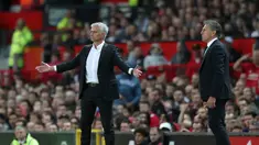 Manajer Manchester United Jose Mourinho (kiri) dan Manajer Leicester City Claude Puel (kanan) menyemangati pemain saat kedua tim bertemu dalam Premier League Inggris di Old Trafford, Manchester, Inggris, Jumat (10/8). (AP Photo/Jon Super)