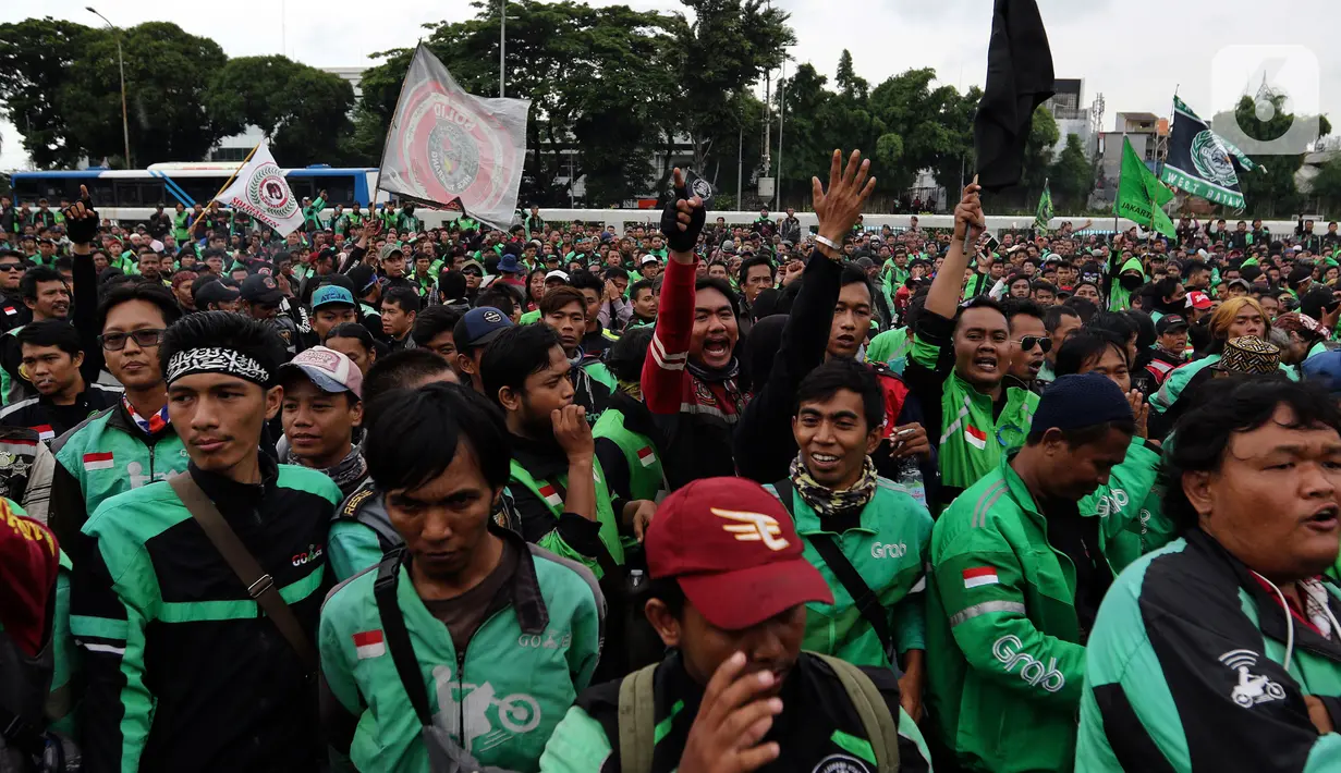 Pengemudi ojek online (ojol) menggelar demonstrasi di depan Gedung DPR/MPR, Senayan, Jakarta, Jumat (28/2/2020). Aksi demo ratusan sopir ojek online dipicu karena ada usulan anggota DPR yang ingin ojek online tidak mengangkut penumpang, melainkan hanya mengangkut barang. (Liputan6.com/Johan Tallo)
