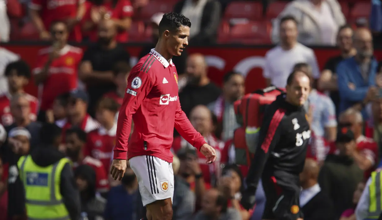 Meskipun permainan lebih berkembang dengan masuknya Ronaldo ke lapangan namun hasil pahit harus dirasakan Manchester United di laga perdana mereka. (AP Photo/Dave Thompson)