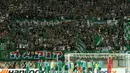 Para pemain Rapid Vienna memberikan applaus kepada pendukungnya setelah melawan Villarreal di laga fase grup Liga Europa di Stadion Ernst Happel, Wina, Austria, Kamis (18/9/2015) dini hari WIB. (Bola.com/Reza Khomaini)