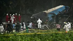 Tim penyelamat menyusuri bangkai pesawat Boeing 737 yang jatuh di Havana, Kuba, Jumat (18/5). Lebih dari 100 orang meninggal akibat insiden tersebut. (AP Photo/Ramon Espinosa)