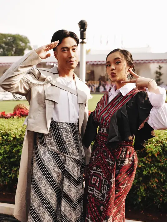 Dengan latar Istana Negara nan megah, Lyodra Ginting berpose bareng Vidi Aldiano. Momen ini diunggah Vidi Aldiano di akun Instagram terverifikasinya pada hari yang sama. Tanpa status teks, pelantun “Nuansa Bening” menyematkan emotikon bendera merah putih. “Proud of you,” cuit akun @nazmu*** di kolom komentar. “Penyanyi kalem hormat grak!” @_ayu*** menyahut. (Foto: Dok. Instagram @vidialdiano)