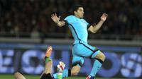 Striker Barcelona, Luis Suarez (kanan) berhasil menundukkan kiper Guangzhou Evergrande, Li Shui, untuk mencetak gol perdana pada semifinal Piala Dunia Antarklub 2015, di Stadion Internasional Yokohama, Kamis (17/12/2015) malam. Suarez menyamai pencapaian 