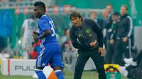 Pelatih anyar Chelsea Antonio Conte (kanan) saat menginstruksikan pemainnya saat melawan  Rapid Wina pada laga persahabatan di Allianz Arena Wina, Austria, (16/7). Chelsea kalah dengan skor 2-0. (Reuters / Heinz - Peter Bader)