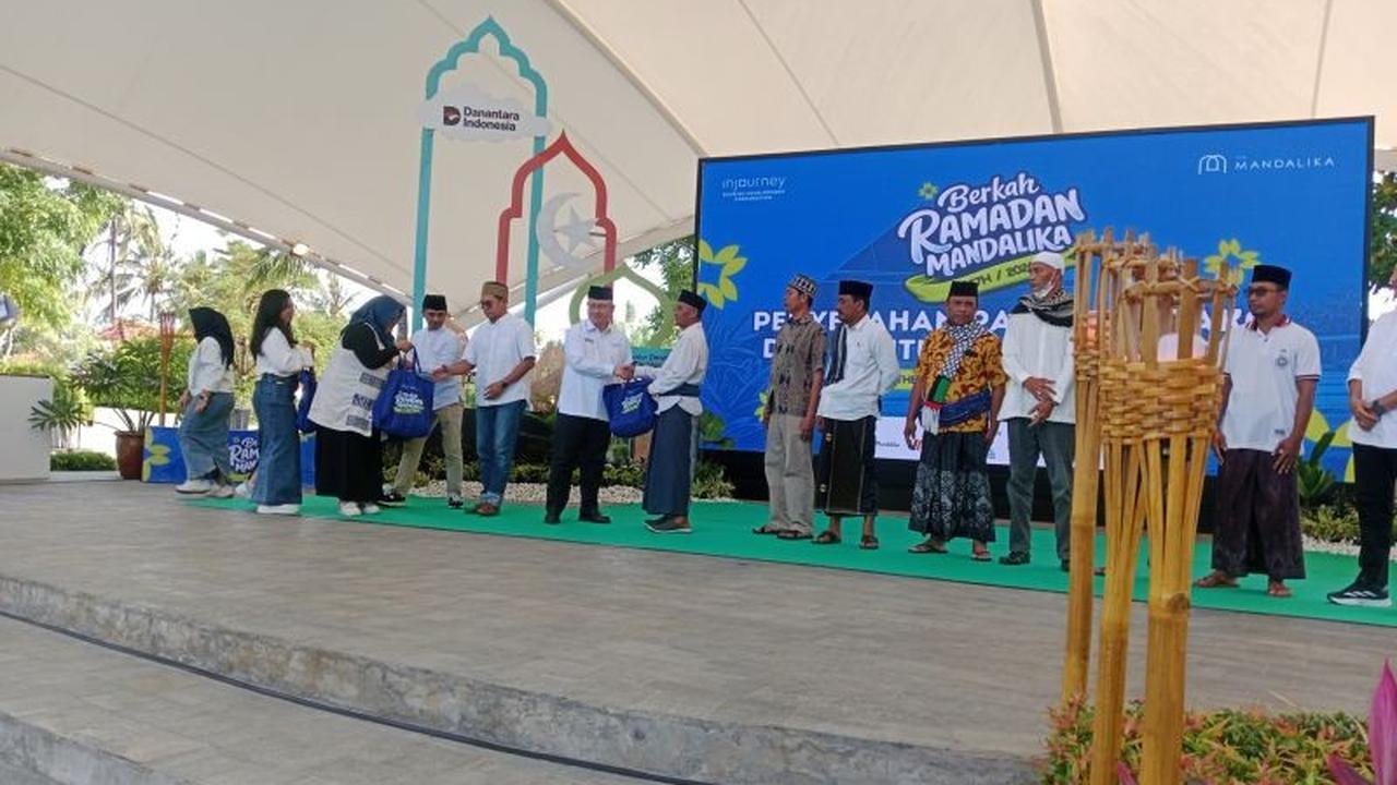 ITDC Salurkan Ribuan Paket Bantuan Sembako Mandalika untuk Warga Desa Penyangga