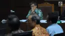 Mantan Dirut PT Quadra Solutions, Anang Sugiana Sudihardjo menyimak keterangan saksi pada sidang lanjutan dugaan korupsi pengadaan E-KTP di Pengadlian Tipikor, Jakarta, Senin (21/5). Sidang mendengar keterangan saksi. (Liputan6.com/Helmi Fithriansyah)