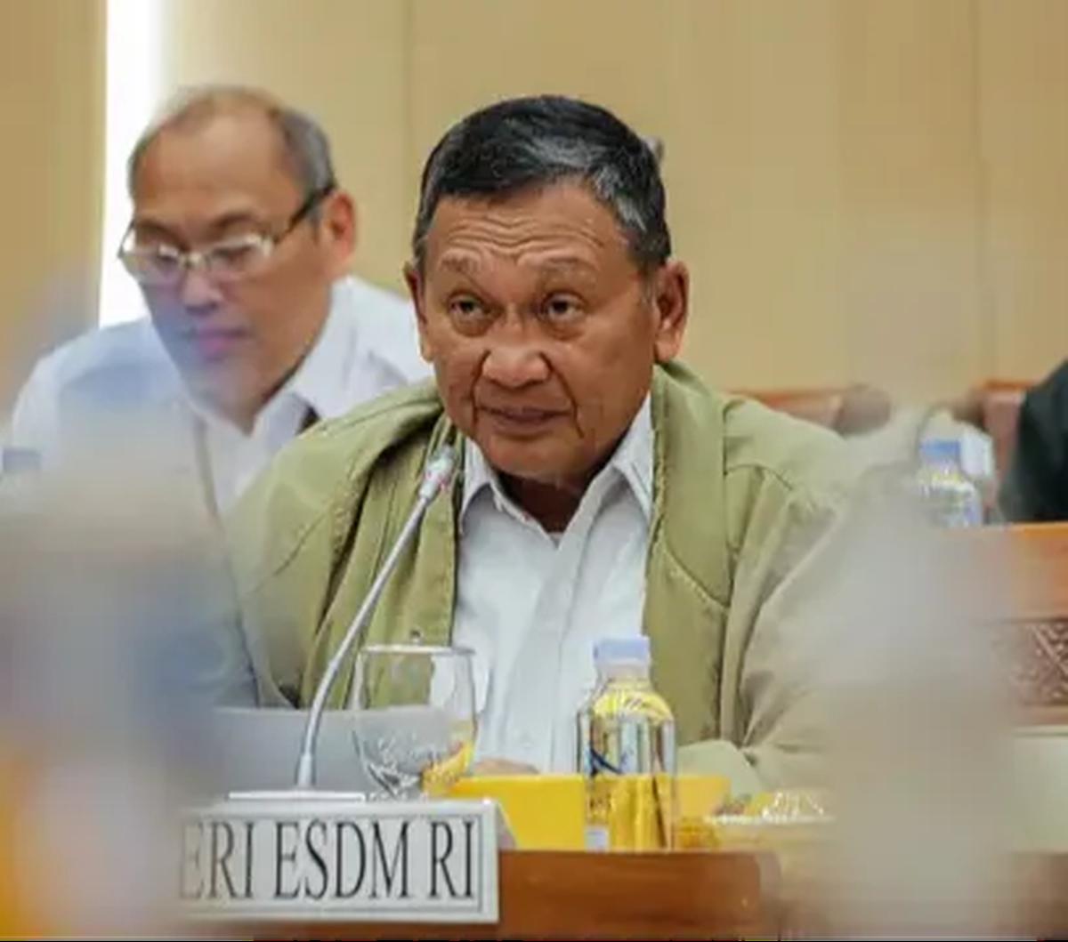 "Ini kan nanti (jual Pertalite di Pertashop) bisa nambah subsidi lagi kan, hitung-hitung lah ya," ujar Arifin di Kantor Kementerian ESDM, Jakarta, Jumat (20/10/2023).