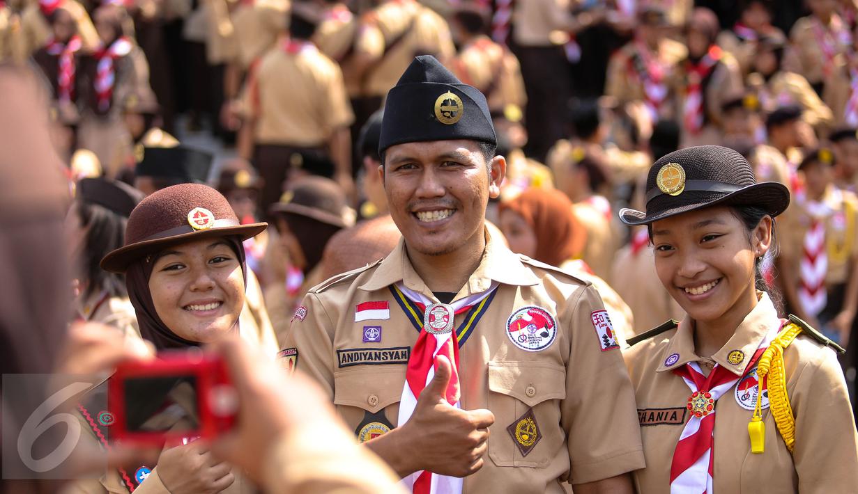 Delegasi gerakan Pramuka Indonesia berselfie ria di Halaman Istana Merdeka, Jakarta, Jumat (24/7/2015). Ketua Kwarnas Gerakan Pramuka, Adhyaksa Dault ikut melepas 462 kontingen Pramuka Indonesia ke jepang. (Liputan6.com/Faizal Fanani)